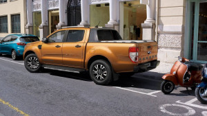 Oranger Ford Ranger in einer Parklücke