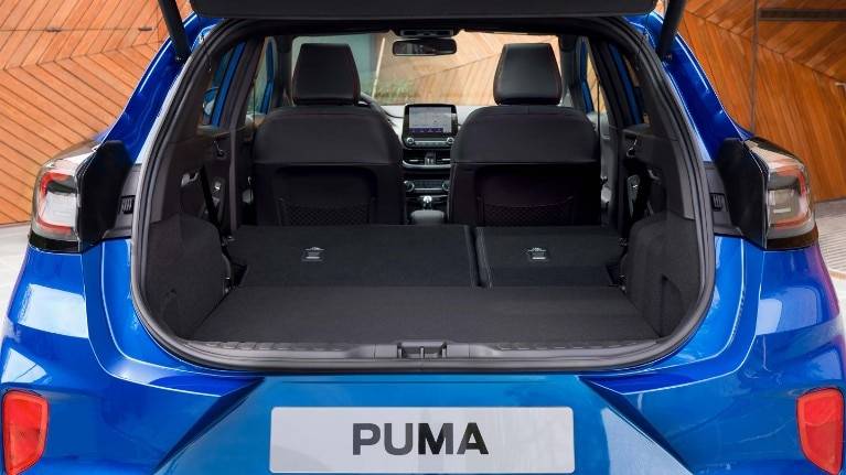 Blauer Ford Puma mit geöffneten Kofferraum