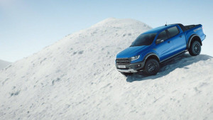 Blauer Ford Ranger Raptor auf einen Schneeberg