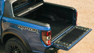 Ford Ranger Raptor in blau mit geöffnet Heckklappe